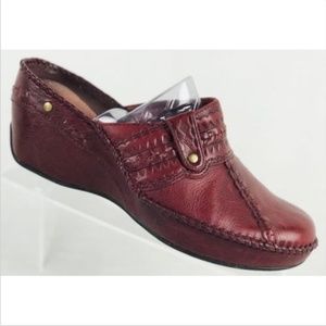 Clarks Artisan Burgundy Leather Wedge Mule